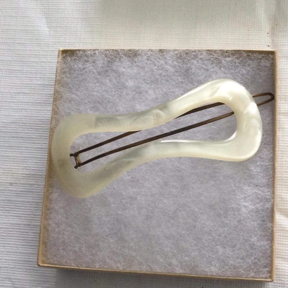 Woman’s Vintage Elegant Hair Barrette color white